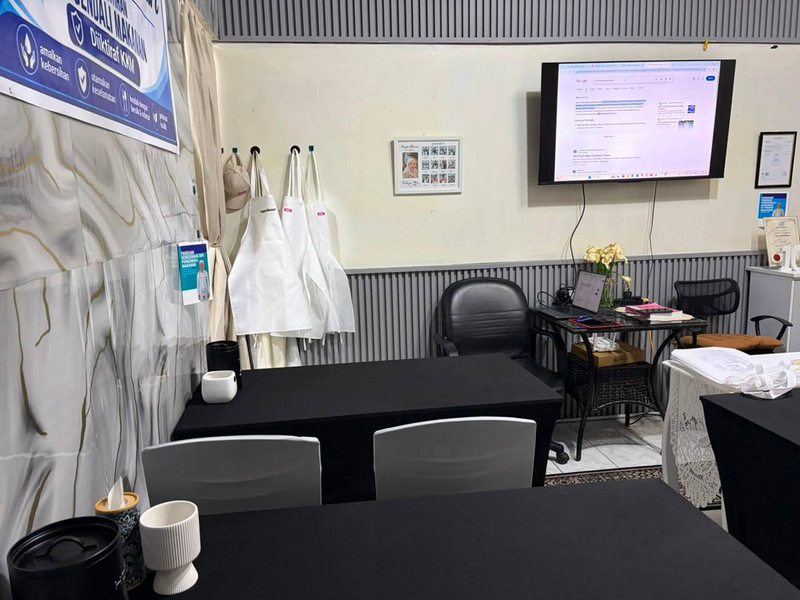 Ruang kelas Tungan Mensari dengan apron latihan tersusun di dinding